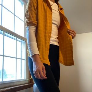 🎄Yellow button up